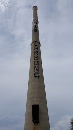 Kamin in Saline Joniche, auf dem Gelände, wo das Repower Kohlekraftwerk entstehen sollte, mit der Aufschrift STOP CARBONE.