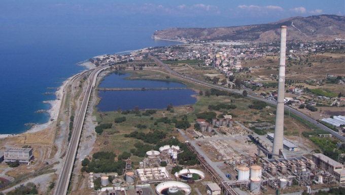 Bild des Geländes der Ex-Liquichimica, der Standort für das Kohlekraftwerk Saline Joniche der Repower, aus der Vogelperspektive.